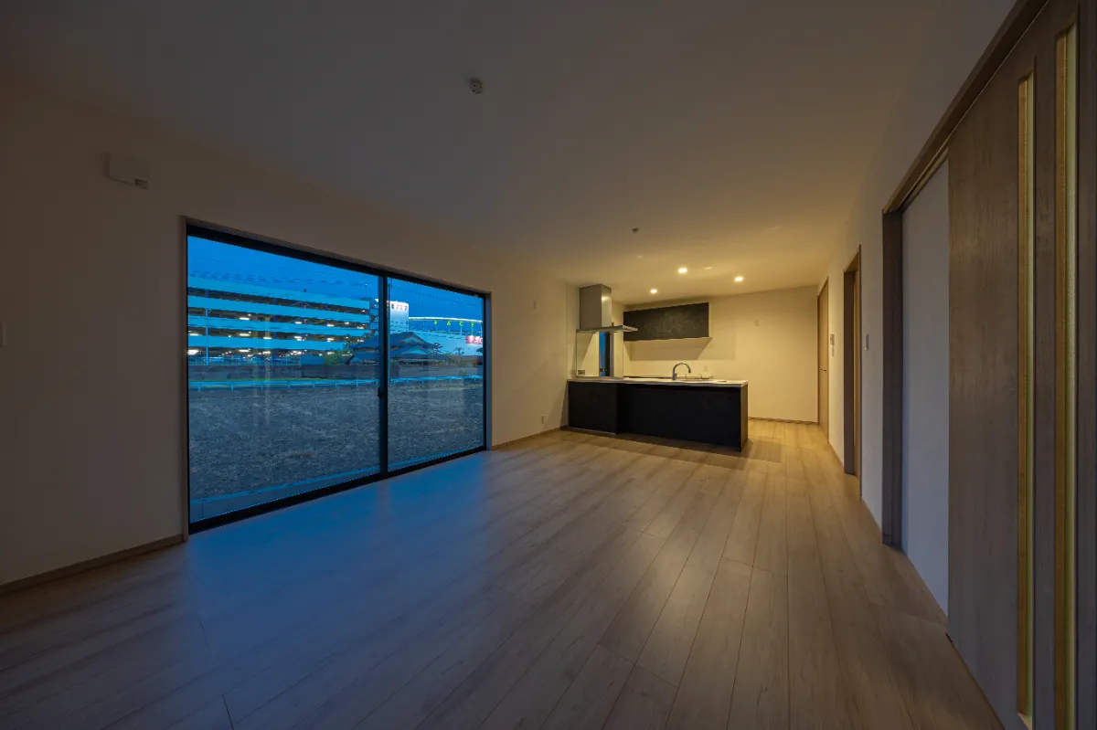 キッチンとリビングが自然につながる間取り。生活動線を意識した、使いやすいLDK空間です。