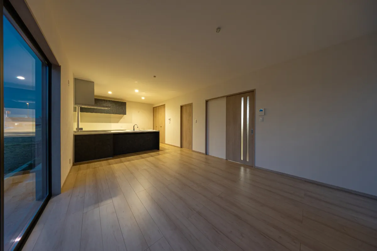 夜のリビング全景。間接的なあかりが広がり、静かでやさしい雰囲気を演出しています。