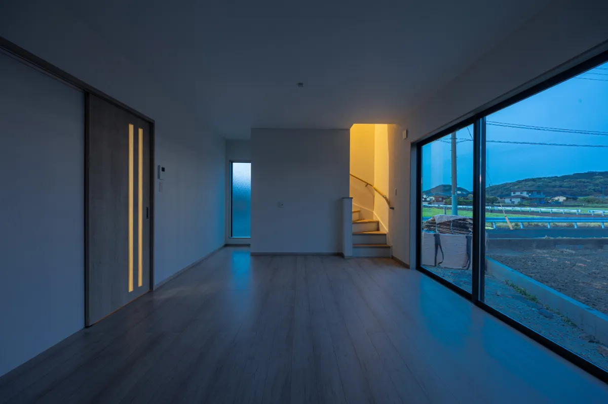 階段まわりまで明るさが届く夜のLDK。昼とは違う表情を楽しめる、奥行きのある空間です。