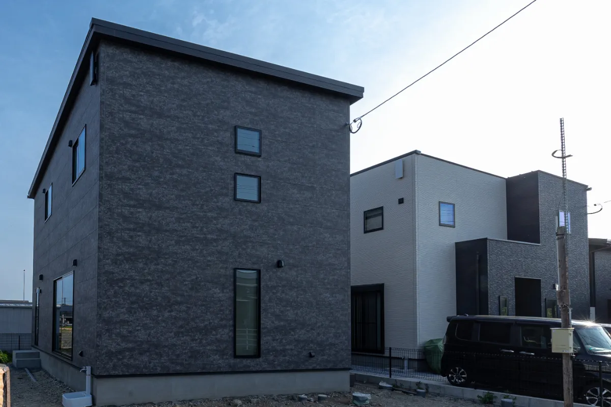 シャープなラインとマットな質感が調和した外観。住宅街の中でも自然に溶け込むデザインです。