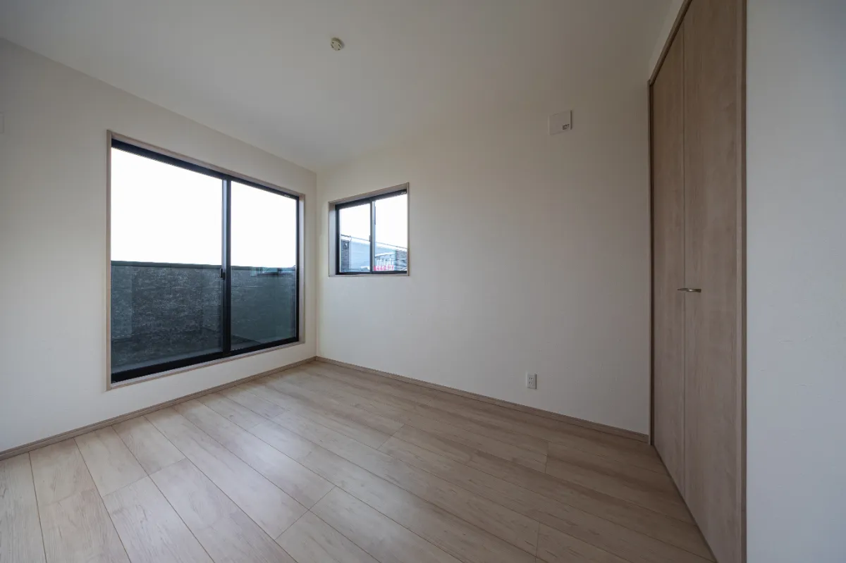 掃き出し窓と腰高窓の2面採光で、やさしく明るさが広がる洋室。シンプルな内装と明るい床色で、幅広く使える落ち着いた空間です。