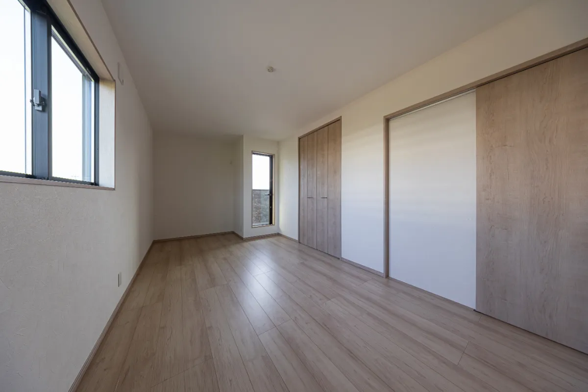 やわらかな自然光が床まで届き、クローゼット付きで寝室や個室としても使いやすい、すっきりとした洋室です。