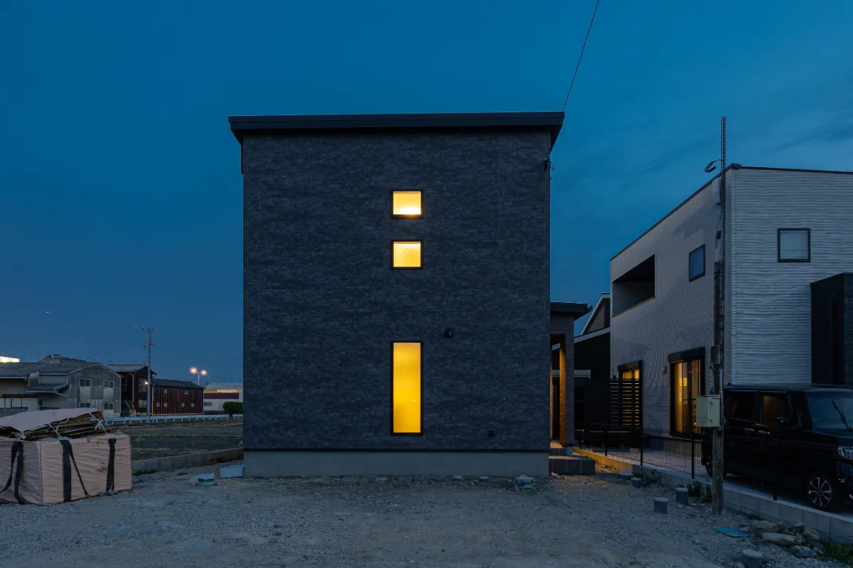 シンプルな外観に、室内の光がアクセントとして映える夜景。帰宅時にほっとできる佇まいです。