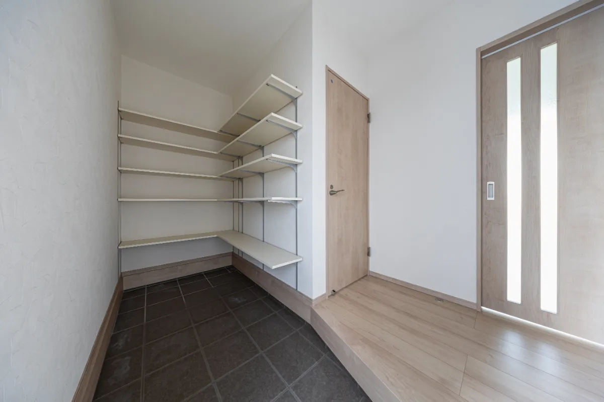 可動棚をたっぷり備えたシューズクローク付きの玄関。靴や小物をすっきり収納でき、いつでも整った空間を保てます。