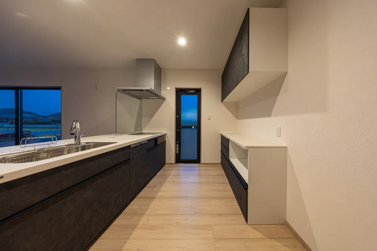 配膳や片付けがスムーズに行える、家事効率に配慮した動線です。